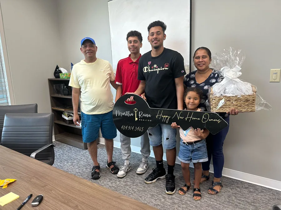 Familia Casanova Mayo en el cierre de su nuevo hogar en Atlanta