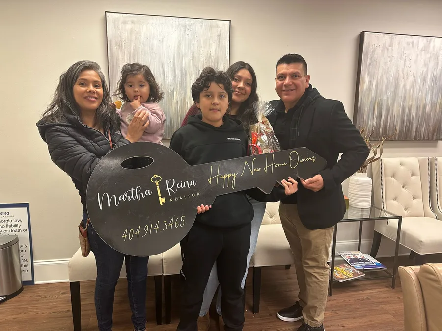 Familia Castillo en el cierre de su propiedad en Atlanta