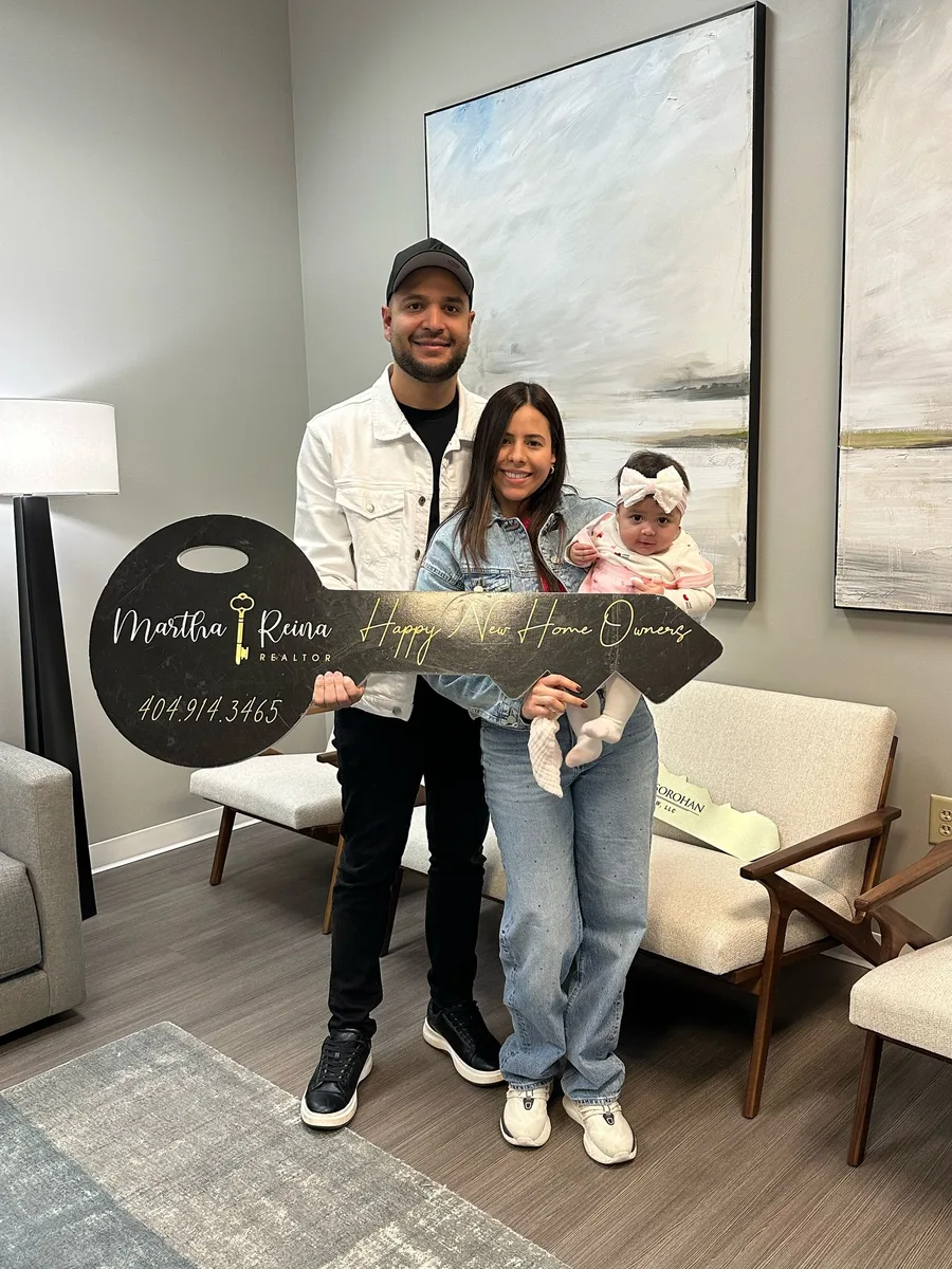 Familia Curco Bermúdez celebrando su nuevo hogar