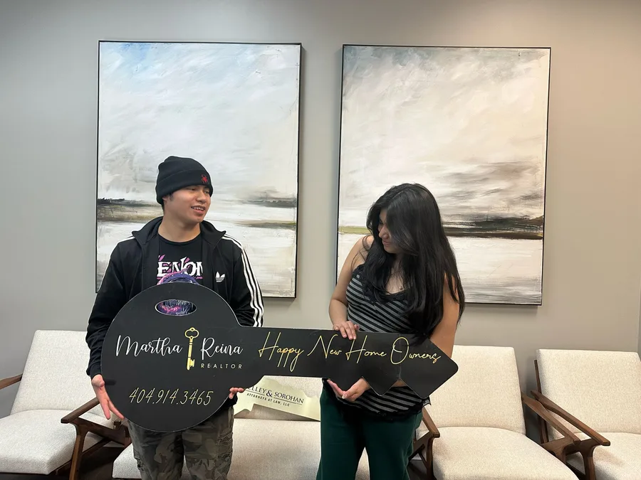 Familia Díaz Jiménez celebrando su nueva casa en Georgia
