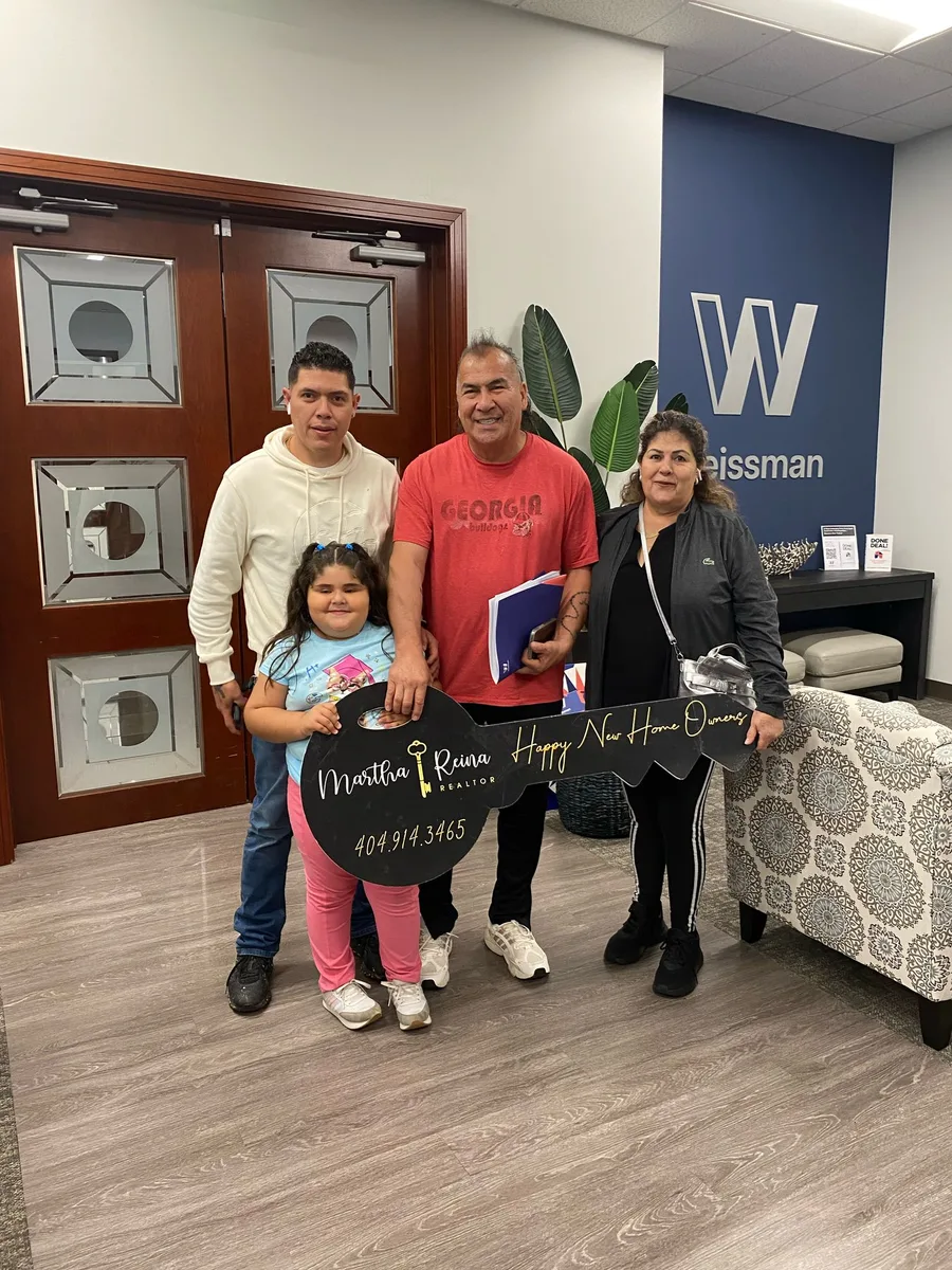 Familia Espinoza Vega con las llaves de su hogar en Atlanta