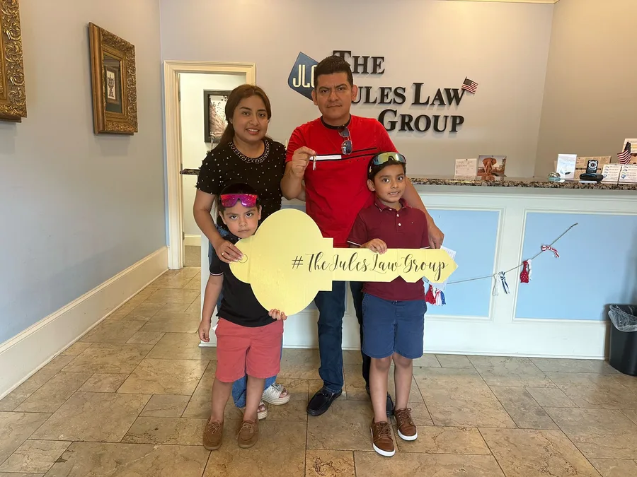 Familia Vargas Nava con las llaves de su casa en Atlanta